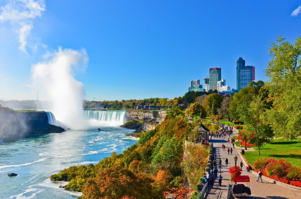 Niagarské vodopády jsou jedny z nejslavnějších na světě.