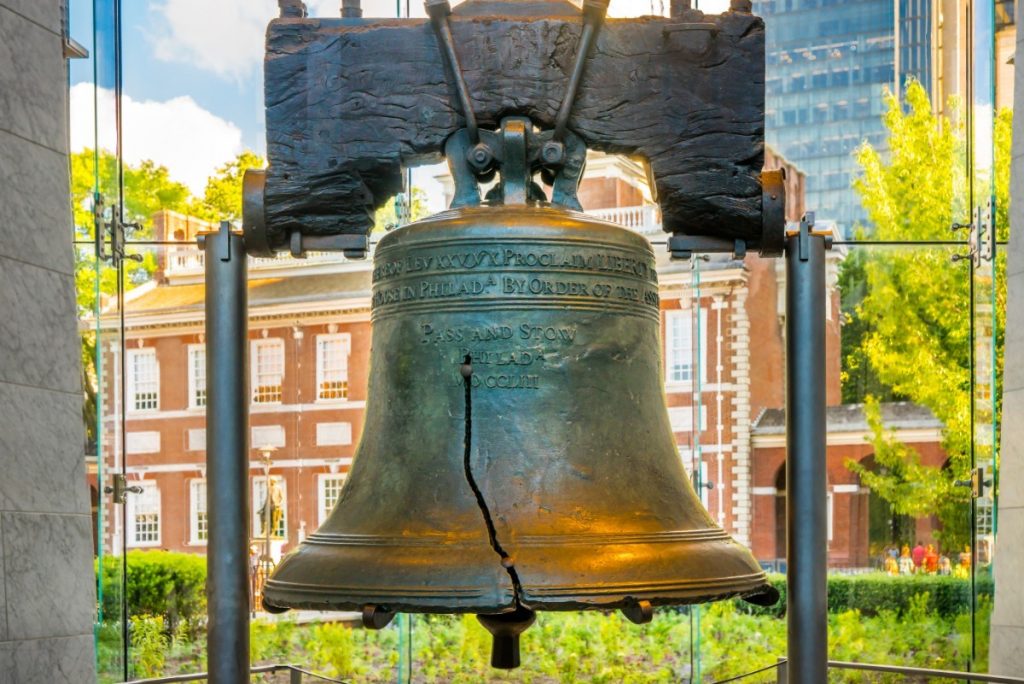 Zvonem svobody se může pochlubit Independence Hall ve Philadelphii.