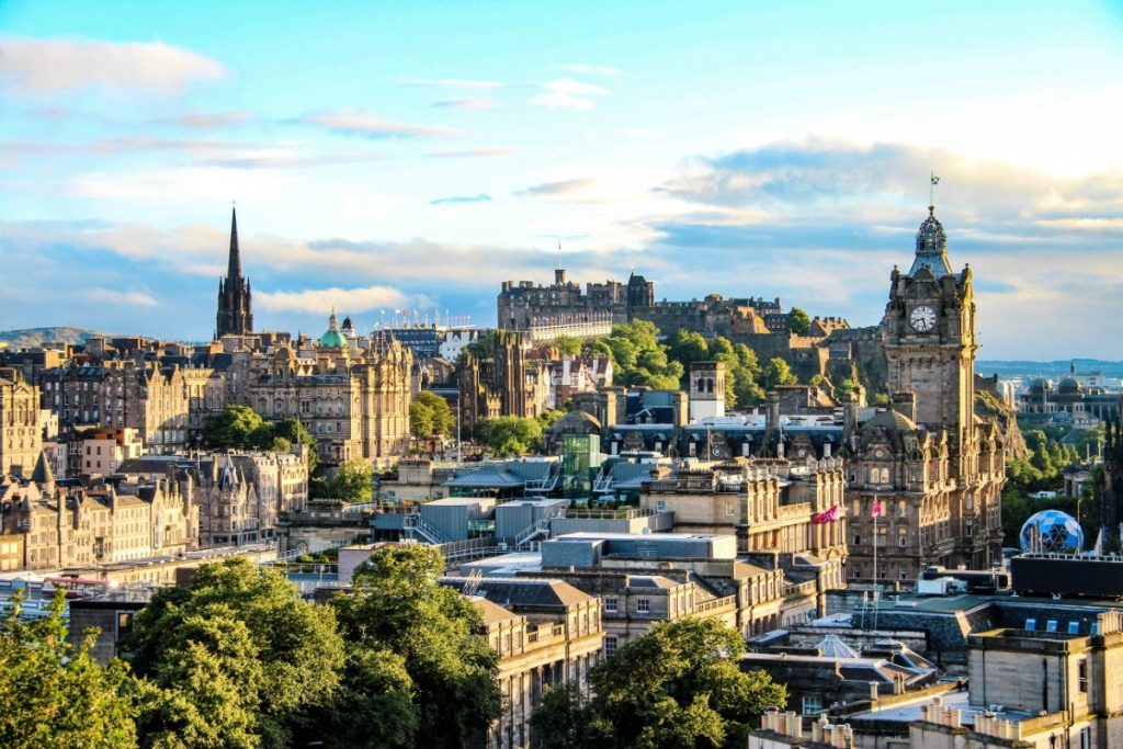 Panorama středověkého Edinburghu.