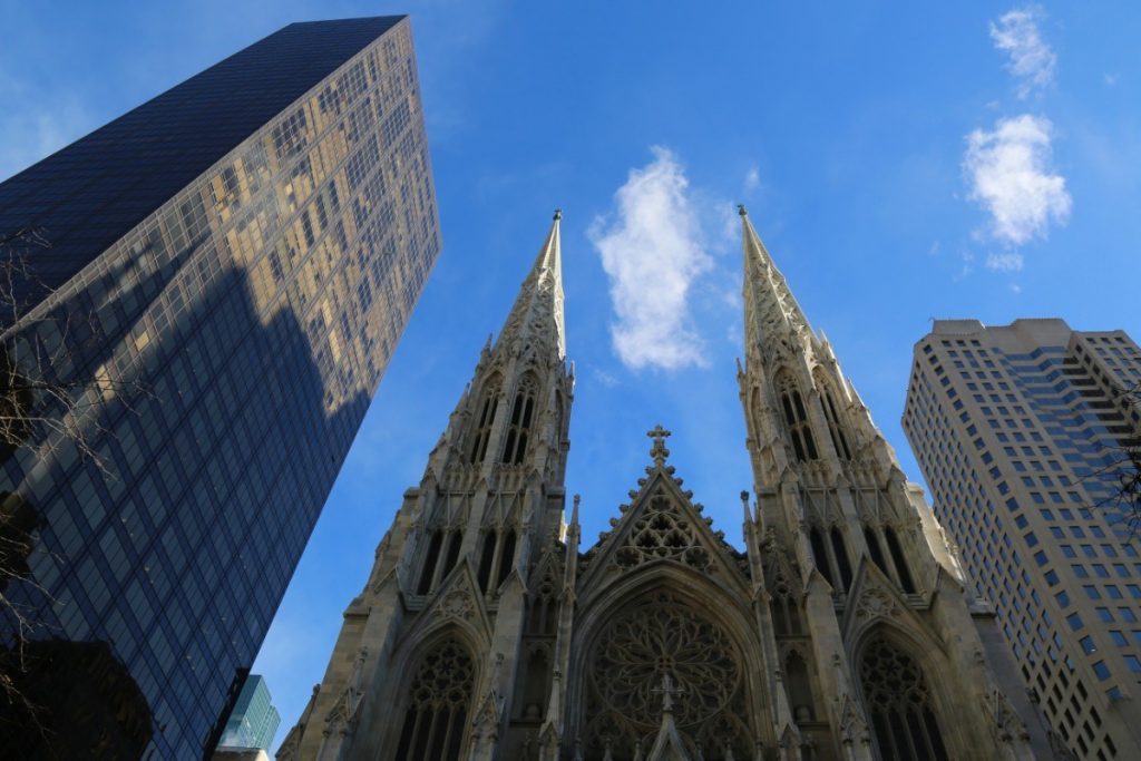 St. Patrick's Cathedral pod prosincovou newyorskou oblohou.