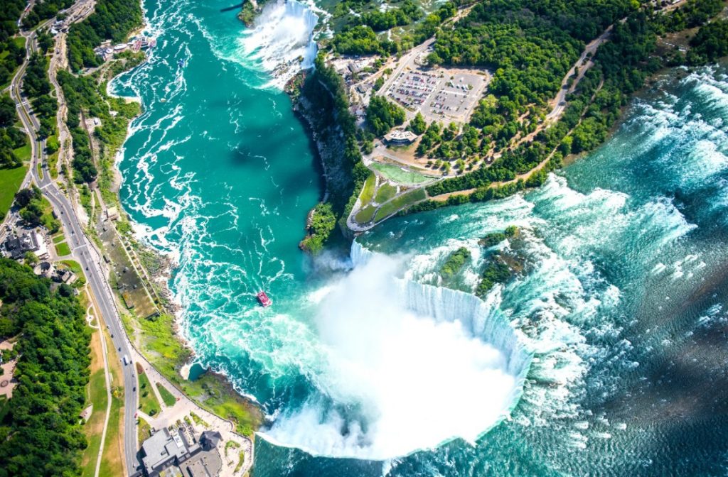 Letecký pohled na Niagarské vodopády.