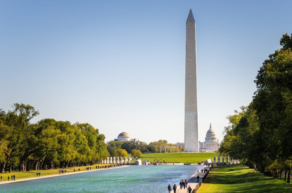 Mohutný bílý obelisk v hlavním městě USA je znám jako Washingtonův monument.