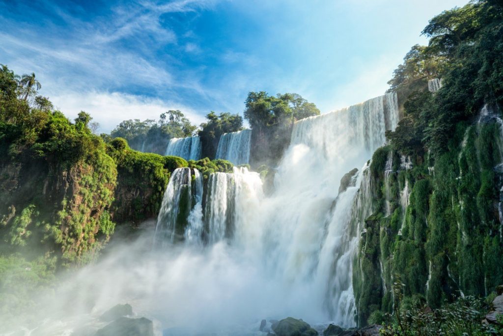 Iguaçu, tento největší systém vodopádů je tvořen 270ti vodopády a leží na hranici mezi Brazílií a Argentinou.