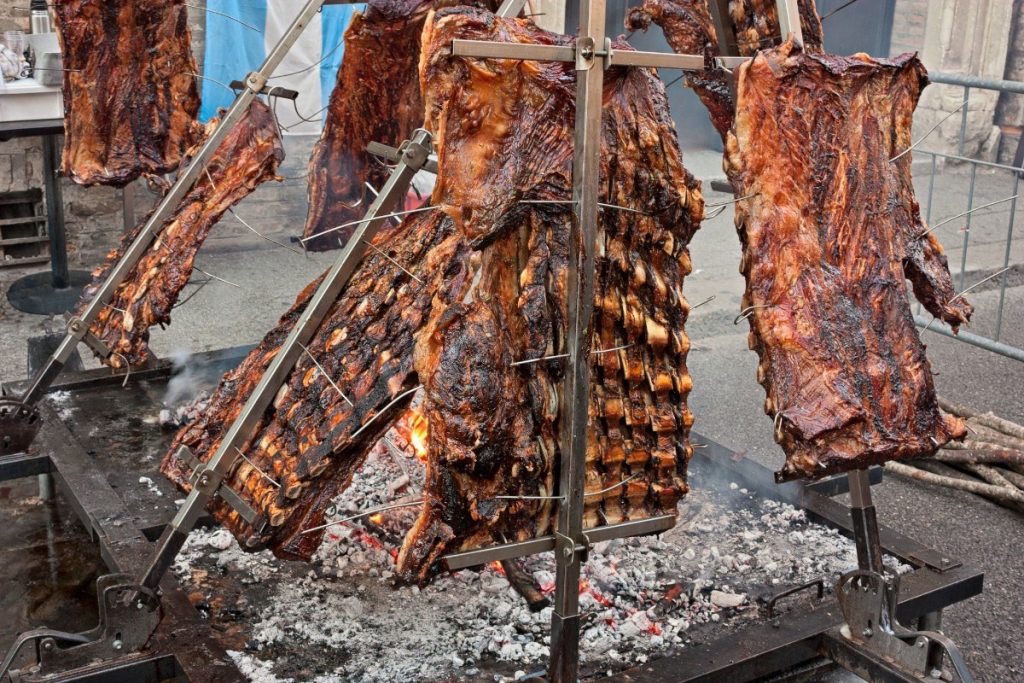 Asado. To je poctivá grilovačka v argentinském stylu a vy ji ochutnáte během návštěvy ranče.