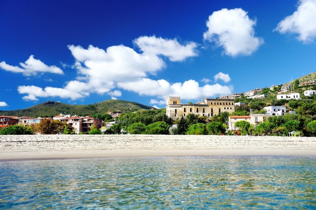 Městečko Marina di Camerota leží na břehu Tyrhénského moře.