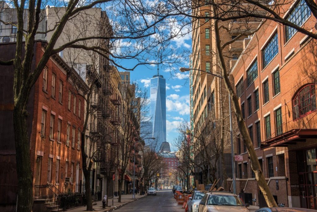 Pohled na budovou One World Trade Center ze čtvrti SoHo.