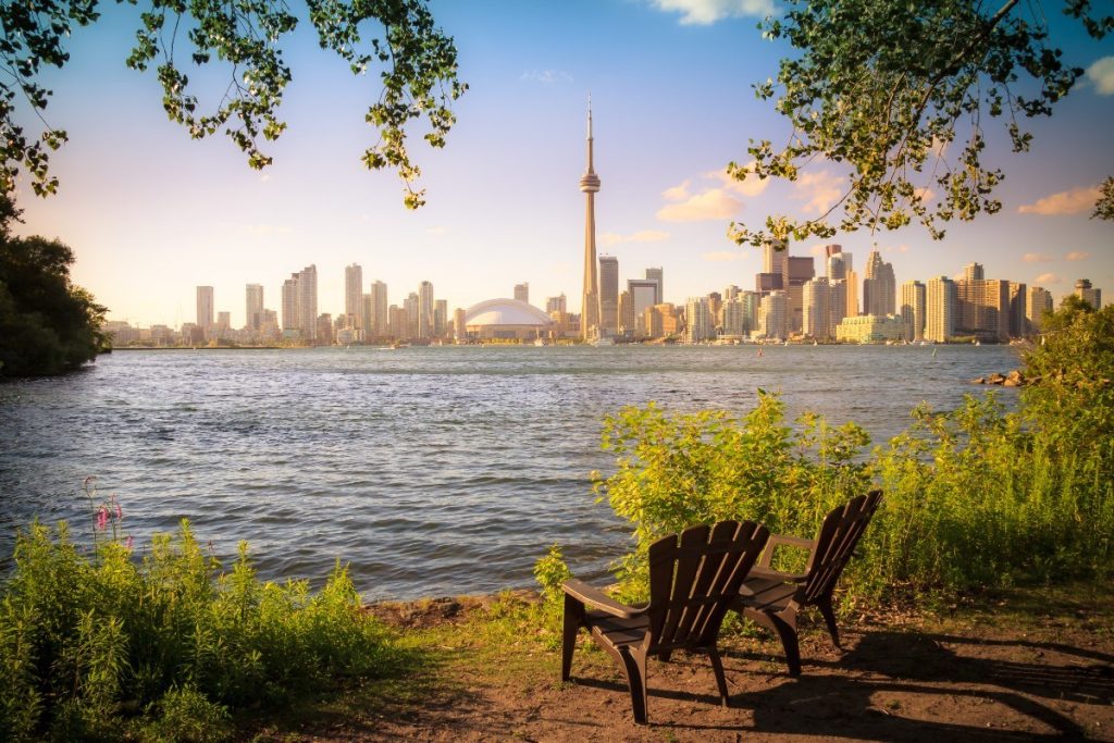 Výhled z Toronto Island na město během západu slunce.