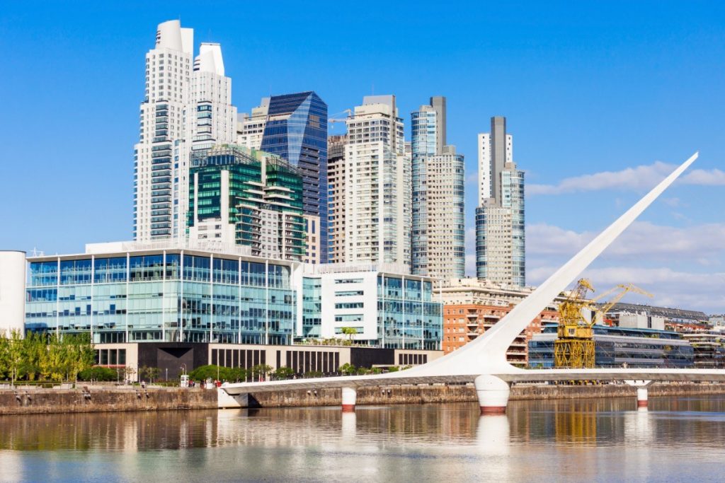 Moderní čtvrť Puerto Madero v Buenos Aires se pyšní jednou technickou lahůdkou - je to most Puente de la Mujer.