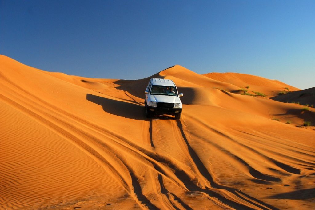Sjíždění písečných dun pouště Wahiba i pozorování západu slunce zažijete na našem poznávacím zájezdu do Ománu.