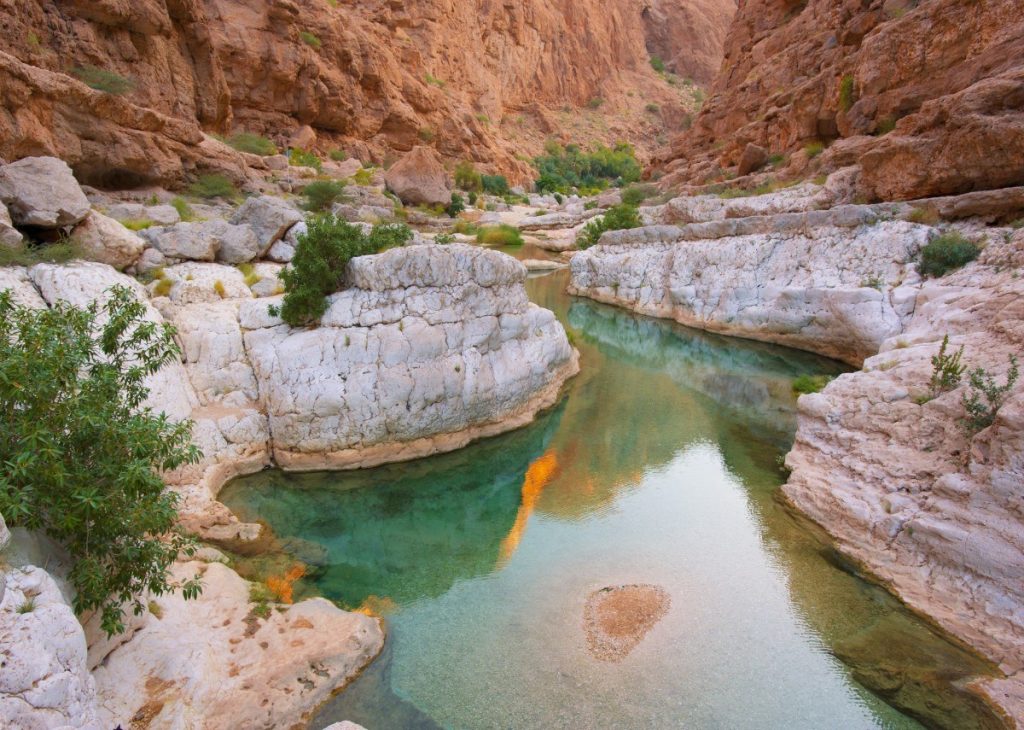 Wadi Bani Khalid s překvapivě teplou vodou horských pramenů.