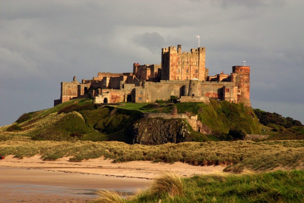 Pohled na monumentální hrad Bamburgh.