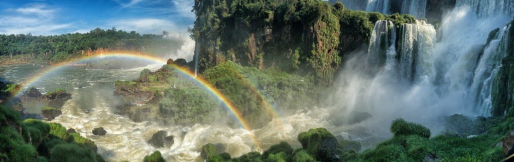 Iguaçu, tento největší systém vodopádů je tvořen 270ti vodopády a leží na hranici mezi Brazílií a Argentinou.