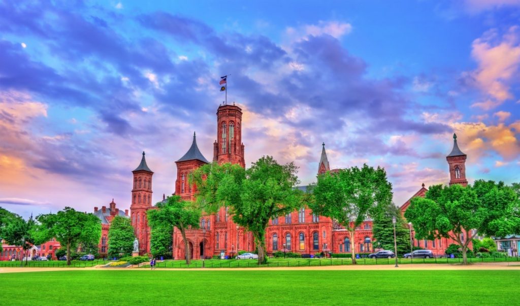 Impozantní budova Smithsonian Castle ve Washingtonu.