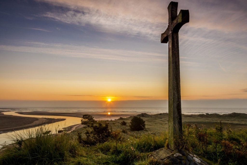 Východ slunce nad pobřežím Northumberland.