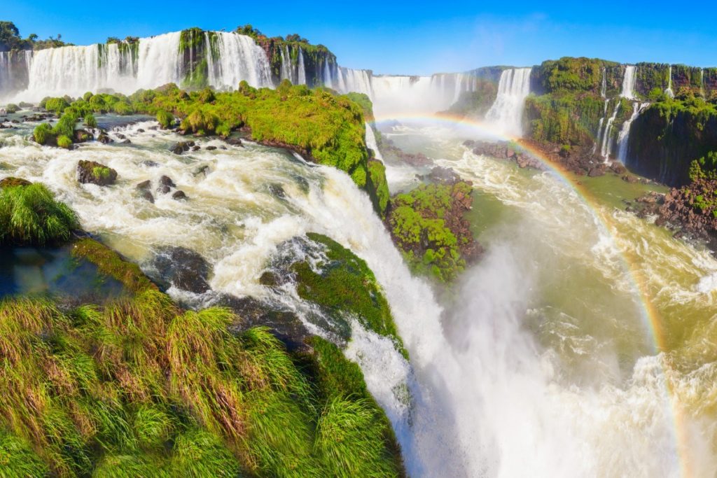 Iguaçu, tento největší systém vodopádů je tvořen 270ti vodopády a leží na hranici mezi Brazílií a Argentinou.