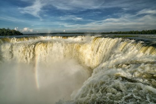 Největší vodopád Ďáblův chřtán. Vodopády Iguaçu leží na stejnojmenné řece, na hranici mezi Brazílií a Argentinou.