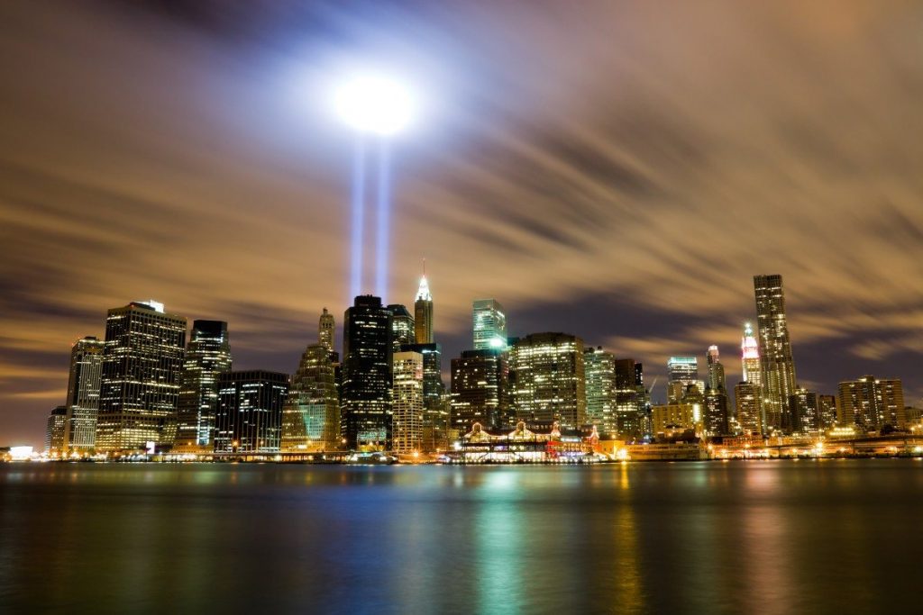 Světla památníku 9/11 Memorial v New Yorku.