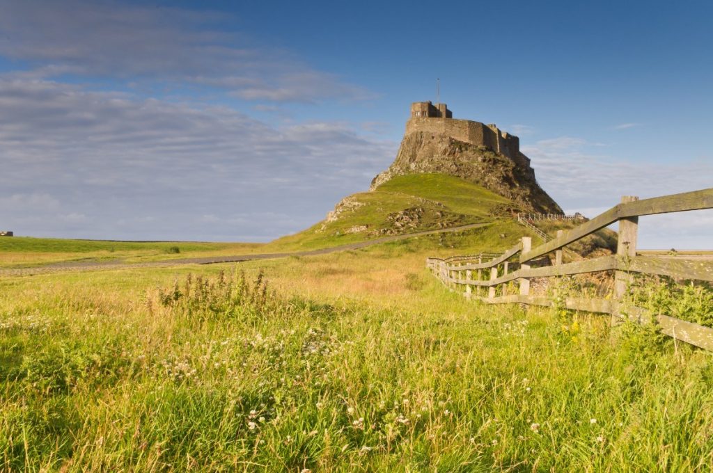 Hrad Lindisfarne stojí nedaleko kláštera, který byl vypleněn roku 793.