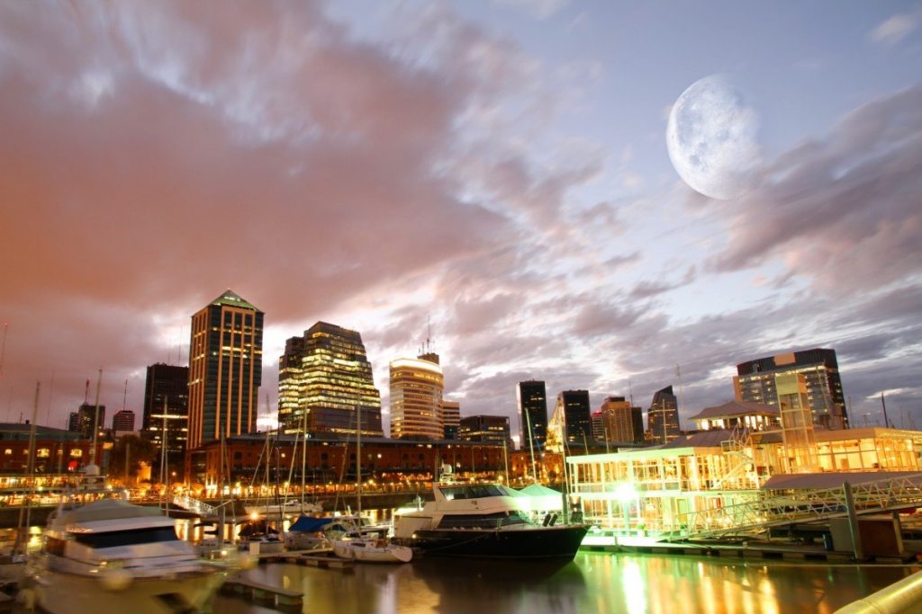 Soumrak nad moderní čtvrtí Puerto Madero v argentinském Buenos Aires.