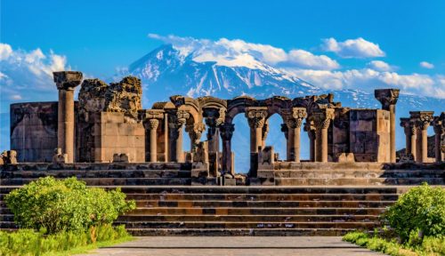 chrám Zvartnots s horou Ararat na obzoru.
