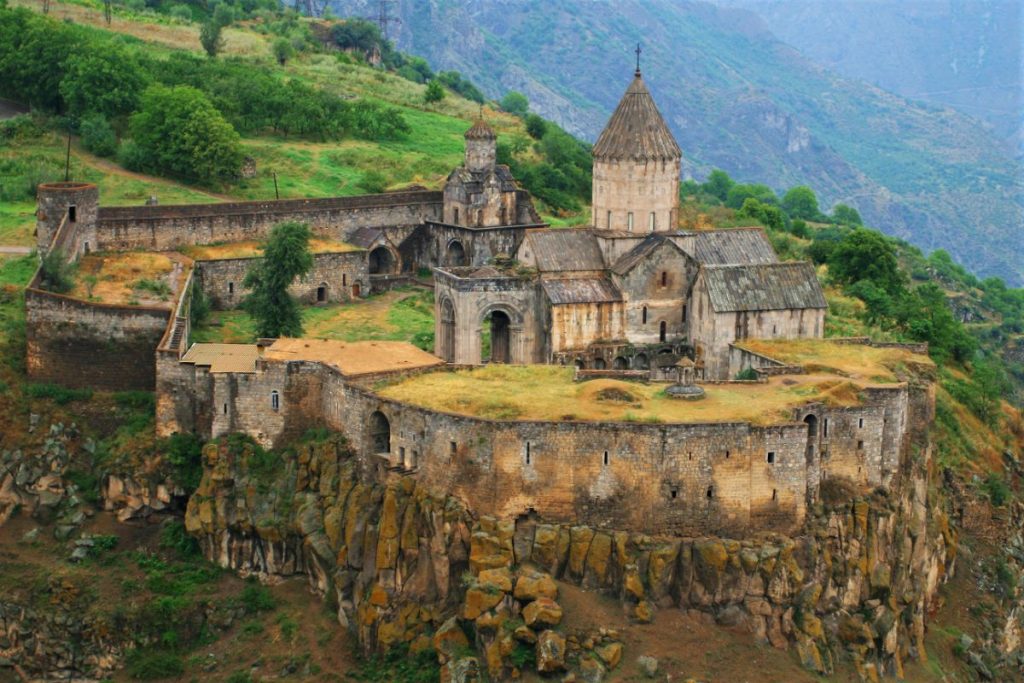 Klášter Tatev na skalním ostrohu nad kaňonem řeky Vorotan v jižní Arménii.