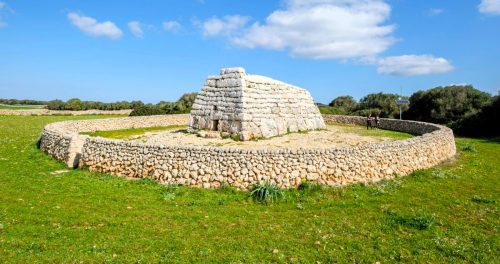 Prehistorická kamenná hrobka Naveta des Tudons na ostrově Menorca.