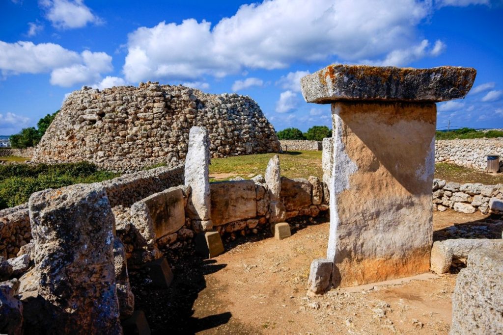Monumentální kamenná taula v talayotickém nalezišti Trepucó na Menorce.