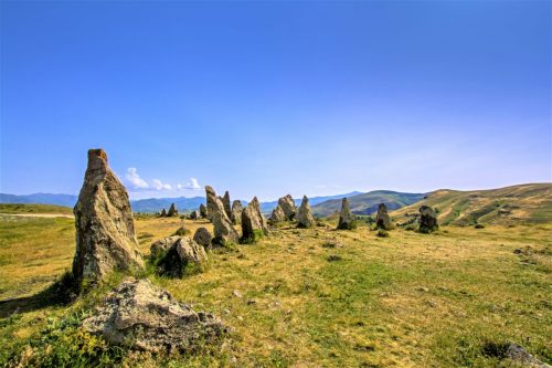 vztyčené kameny v archeologické lokalitě Karahunj