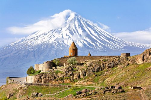 Klášter Khor Virap se siluetou hory Ararat