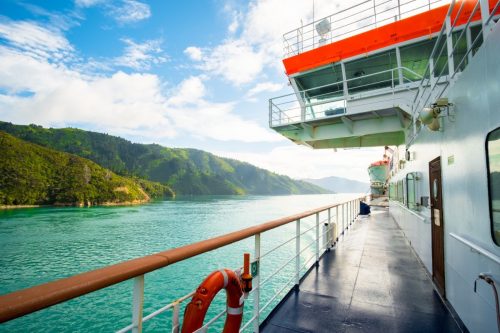 Nádherné výhledy na krajinu Marlborough Sounds během plavby trajektem ze Severního ostrova na Jižní.