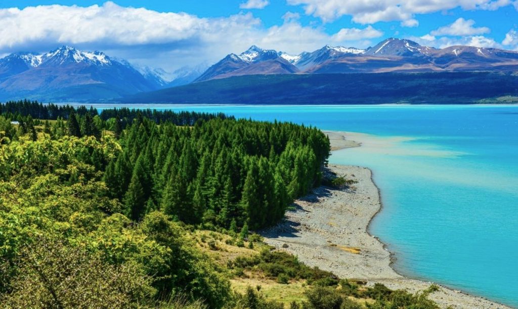 Mount Cook a jezero Pukaki s tyrkysovou vodou na Jižním ostrově Nového Zélandu (Shutterstock 1146274088)
