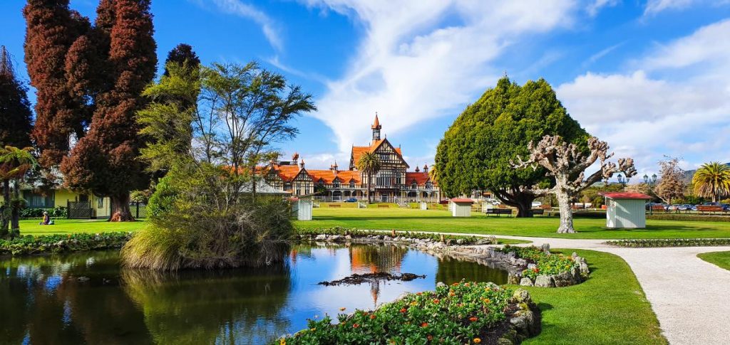 Vládní zahrady (Paepaekumanu) u jezera Rotorua v centru Rotoruy, Nový Zéland (Shutterstock 1440463118)