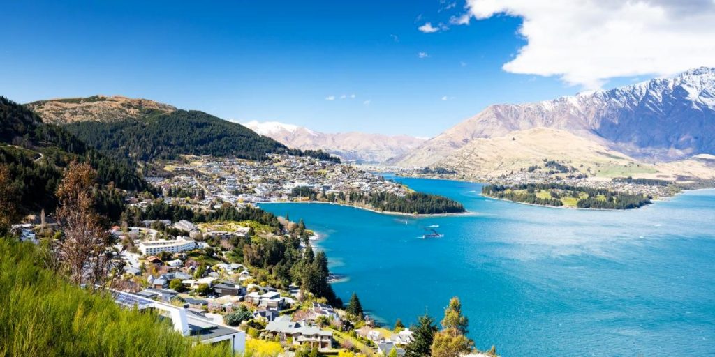 Pohled na Queenstown za slunečného jarního dne na Novém Zélandu (Shutterstock 1514530007)