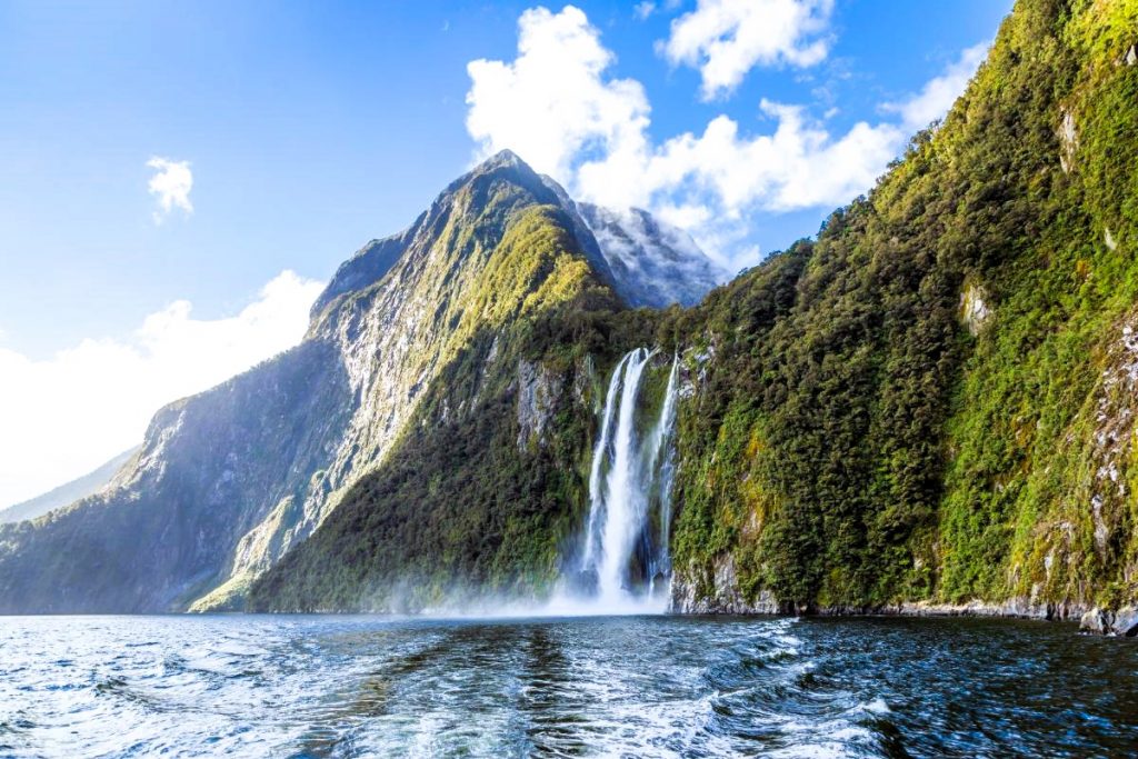 Stirling Falls je druhý nejvyšší vodopád v Milford Sound ve Fjordlandu na Novém Zélandu (Shutterstock 1618886023)