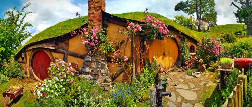 Hobití domek s barevnými dveřmi ve filmové vesničce Pána prstenů