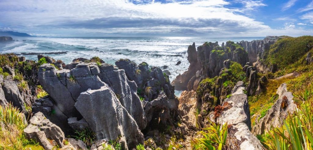 Záliv obklopený skalními útvary v podobě na sebe navrstvených palačinek
