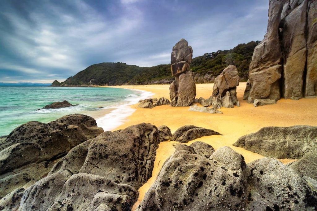 Zlatavá pláž národního parku Abel Tasman se sklaními formacemi