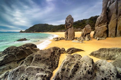 Zlatavá pláž národního parku Abel Tasman se sklaními formacemi