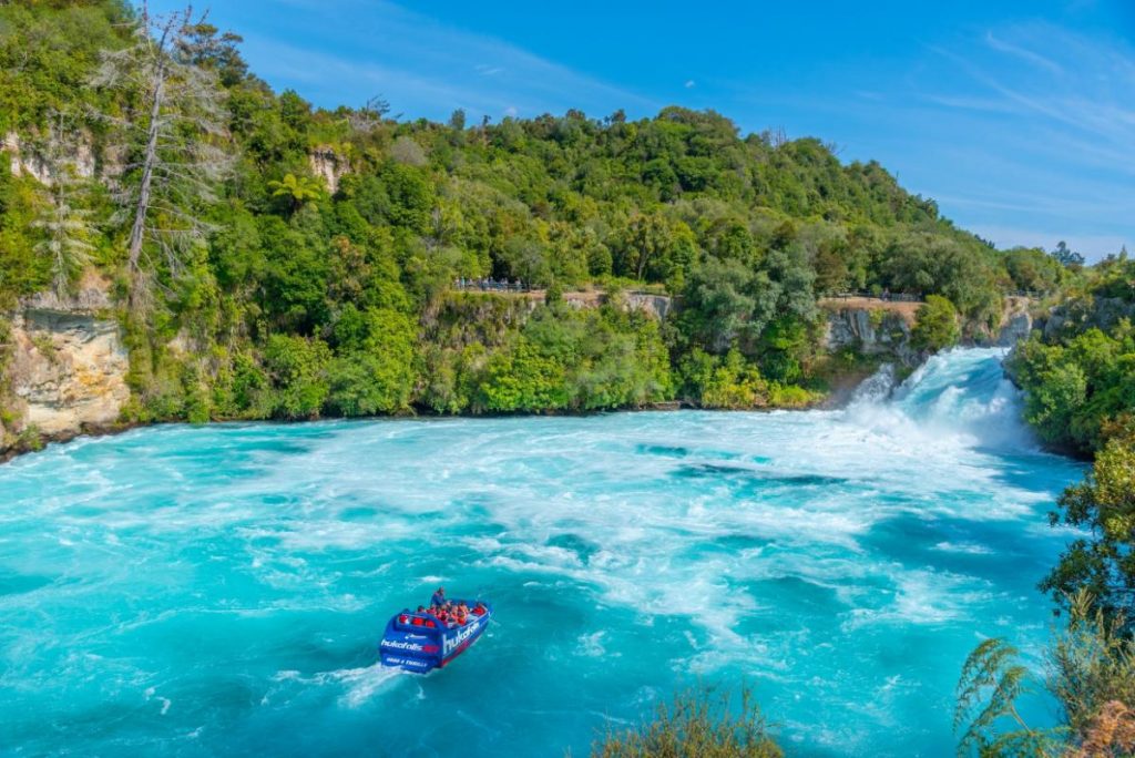 Huka Falls poblíž jezera Taupo, Nový Zéland (Shutterstock 2069123507)