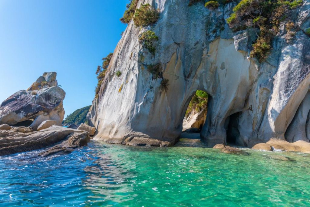 Díry ve skále v národním parku Abel Tasman na Novém Zélandu (Shutterstock 2078215612)