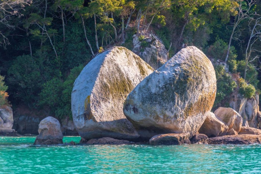 Skála Apple Rock v národním parku Abel Tasman na Novém Zélandu (Shutterstock 2089640557)
