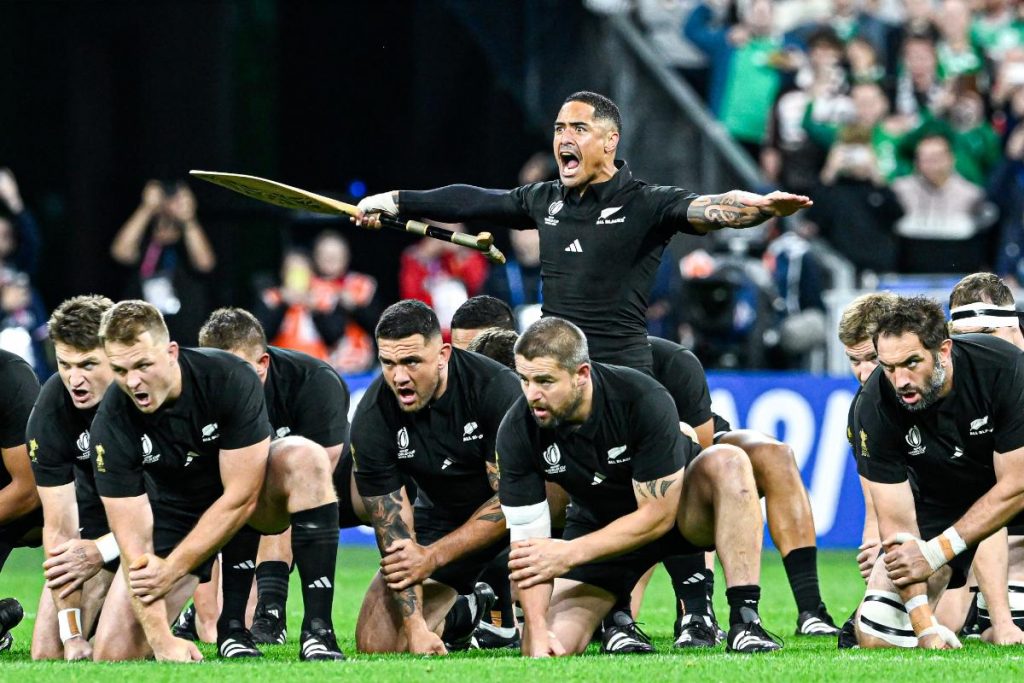 Mistrovství světa v ragby mezi Irskem a Novým Zélandem All Blacks v Paříži 14. října 2023 (Shutterstock 2379916999)