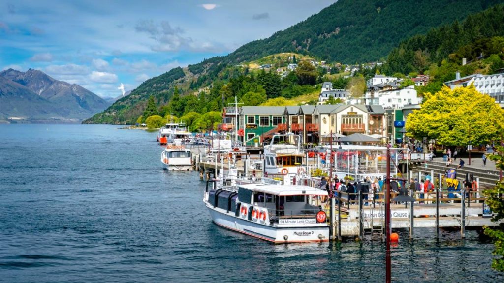 Přístav lodí na jezeře Wakatipu, Queenstown, Nový Zéland (Shutterstock 2388254733)