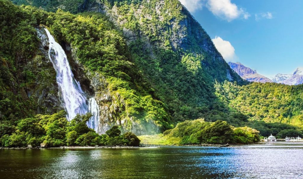 Fjord Milford Sound s vodopádem a bujnou pralesní krajinou