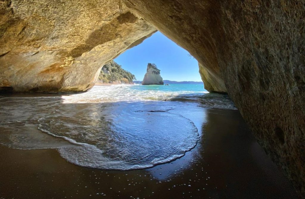 Zátoka katedrály, díra do skály na poloostrově Coromandel, Nový Zéland (Shutterstock 2633717541)
