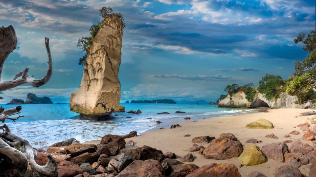 Te Hoho Rock, prominentní mořský komín v Cathedral Cove v mořské rezervaci Mercury Bay na novozélandském poloostrově Coromandel (Shutterstock 2638534163)