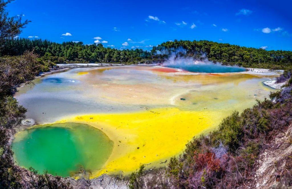 Pestrobarevná jezírka v geotermálním parku Wai-O-Tapu