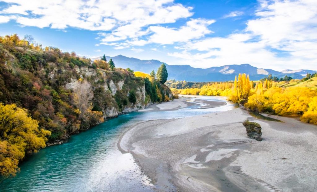 Výhled z historického mostu přes řeku Shotover v Arrowtownu na Novém Zélandu (Shutterstock 496379332)