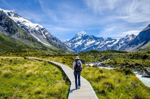 Krajina Hooker Valley se zasněženými horami a turistickou stezkou