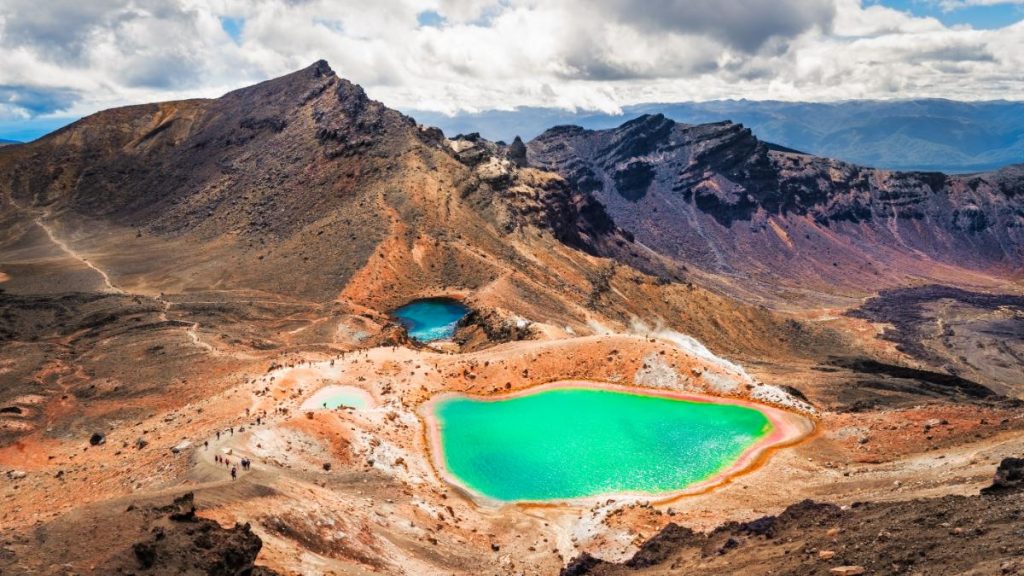Vulkanická krajina národního parku Tongariro s tyrkysovými jezírky